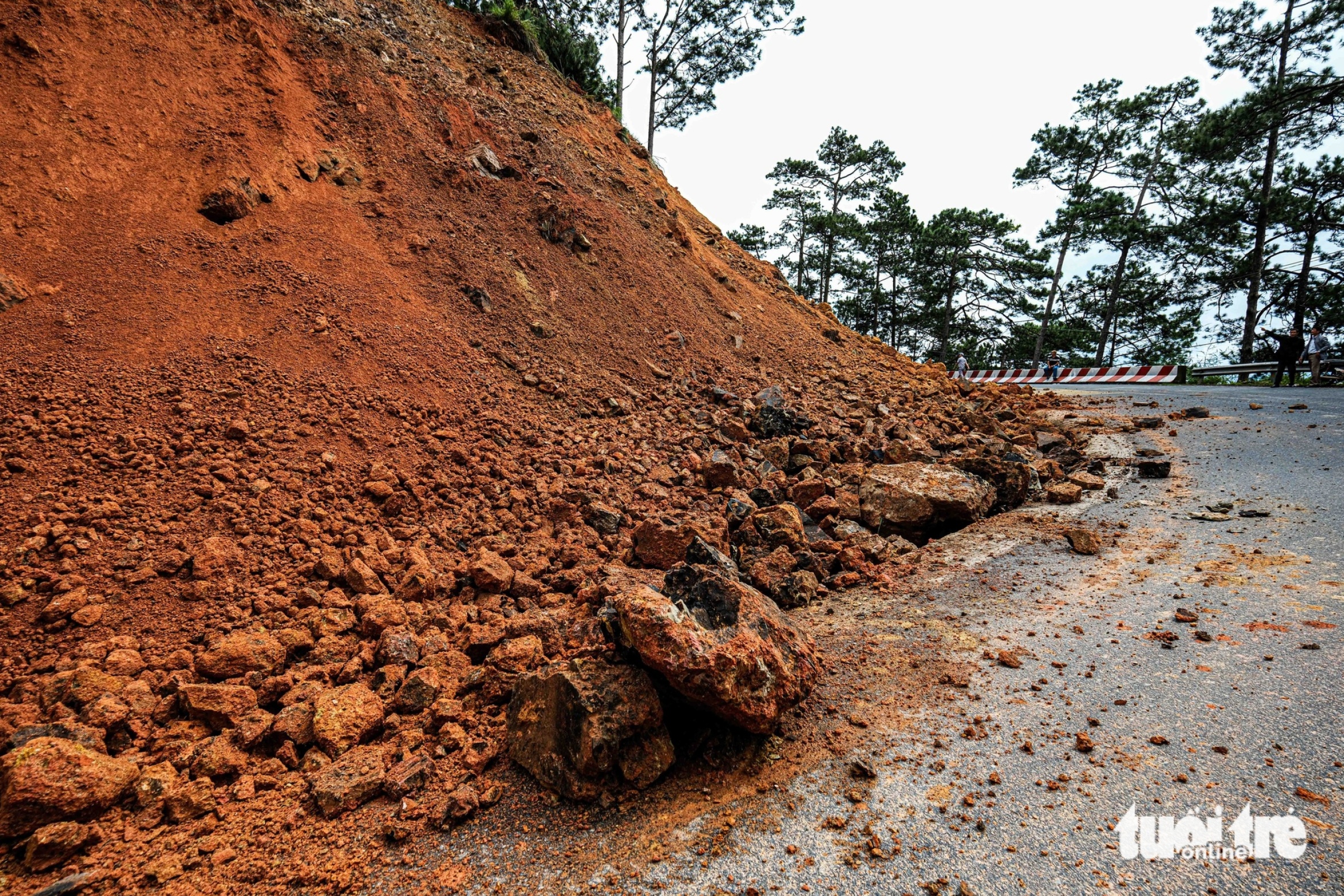 通往大叻的D'Ran山口发生滚石、滑坡、道路开裂、山体大裂缝